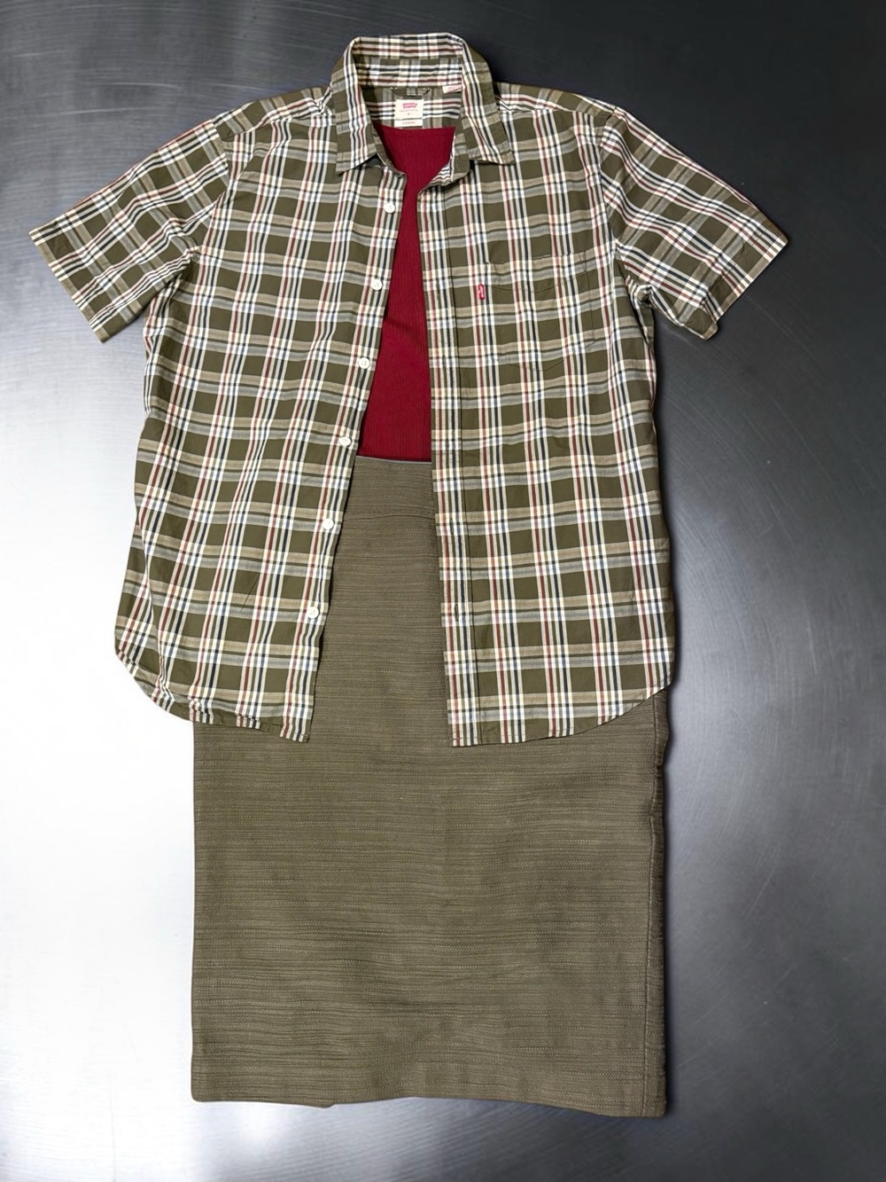 Levi’s Classic Standard Fit Size Medium Short Sleeve Green White Red Plaid Shirt